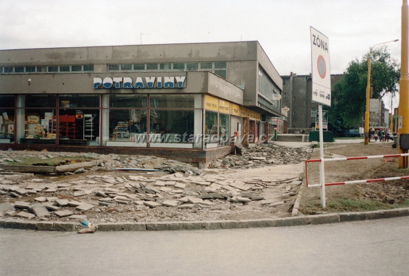 skody1997 (7).jpg - Povodně 1997, škody - dnešní supermarket albert